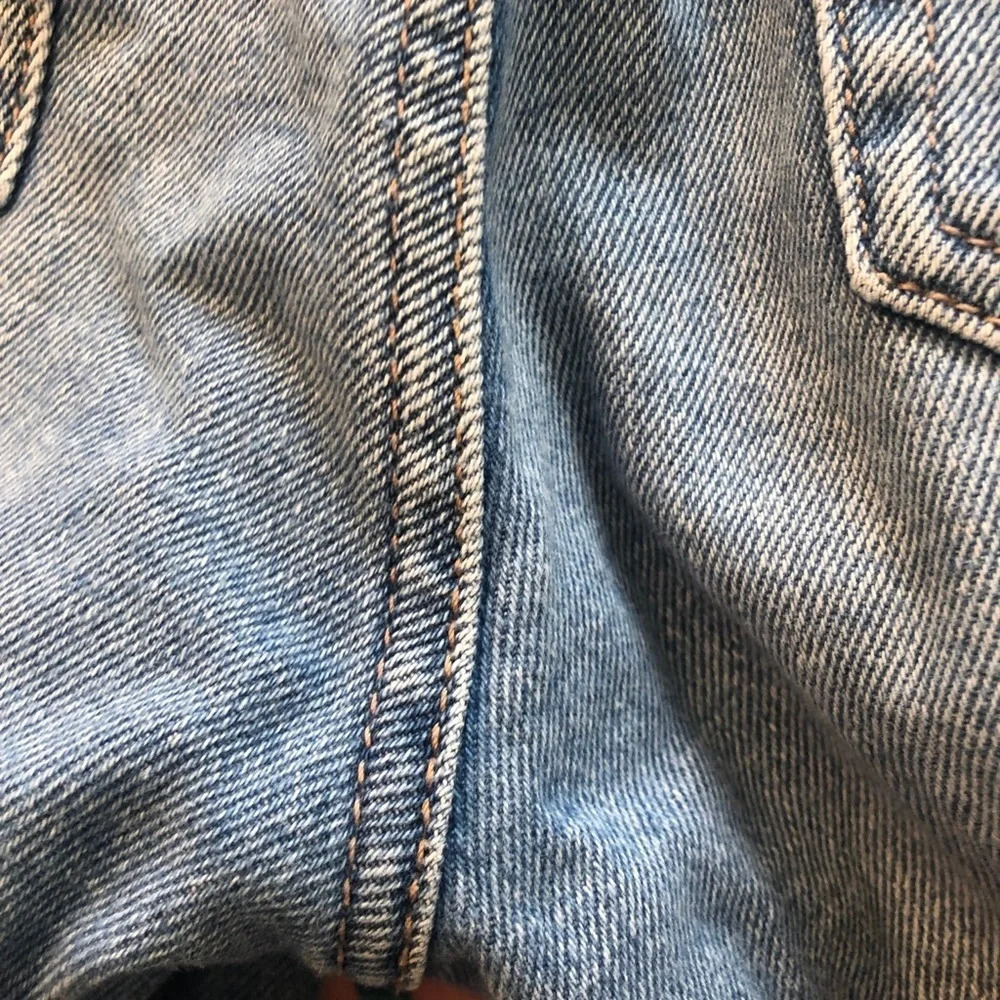 HOLLISTER HIGH RISE DISTRESSED MOM JEANS - Picture 4 of 8